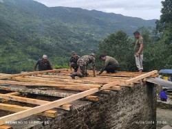 नेपाली सेनाले आगोलागी पीडितको घर निर्माणमा सघाए